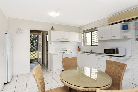 Ground Floor Air Conditioned, Fabulous Waterviews Overlooking Pumicestone Passage - Accommodation Port Macquarie 2