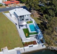 Stunning Canal Home Oh So Close To The Waterfront - Accommodation Port Macquarie