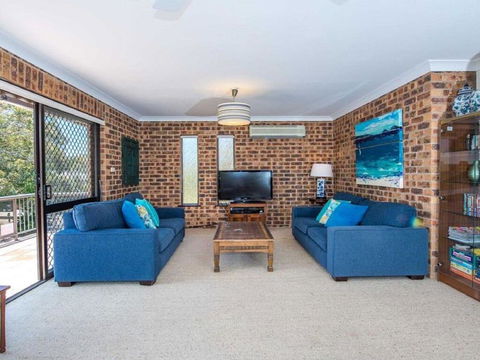 'COLUMBIA VIEWS', 2/9 COLUMBIA CLOSE - AIRCON, WIFI, NETFLIX, VIEWS & BOAT PARKING - Accommodation Port Macquarie 3