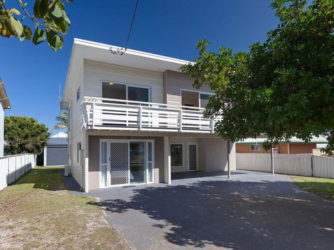 'SeaHaven', 2 Richardson Ave - Large Home With Aircon, Smart TV, WIFI, Netflix & Boat Parking - Accommodation Port Macquarie 0