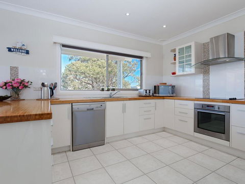 'SeaHaven', 2 Richardson Ave - Large Home With Aircon, Smart TV, WIFI, Netflix & Boat Parking - Accommodation Port Macquarie 3