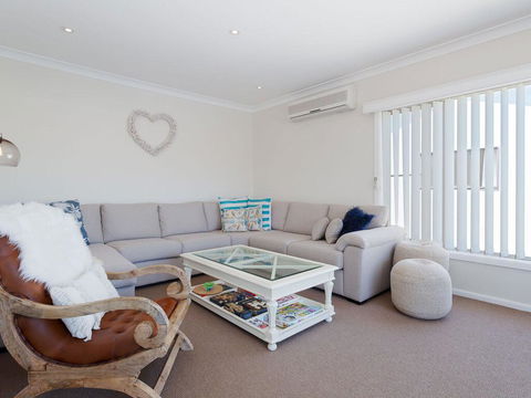 'SeaHaven', 2 Richardson Ave - Large Home With Aircon, Smart TV, WIFI, Netflix & Boat Parking - Accommodation Port Macquarie 2