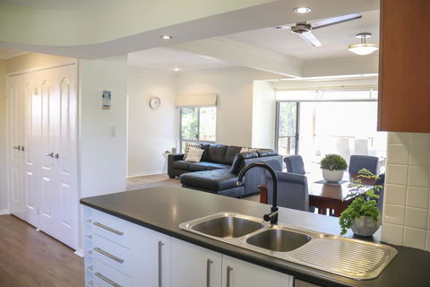 'Top Tier' Dog Friendly Holiday Home - Accommodation Port Macquarie 2