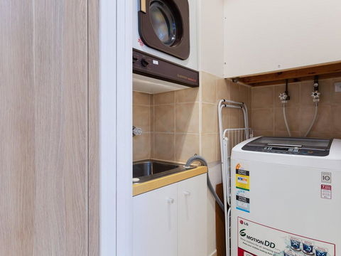 1 'Kooringal', 105 Soldiers Point Road - Waterfront Unit Wth Aircon - Accommodation Port Macquarie 3