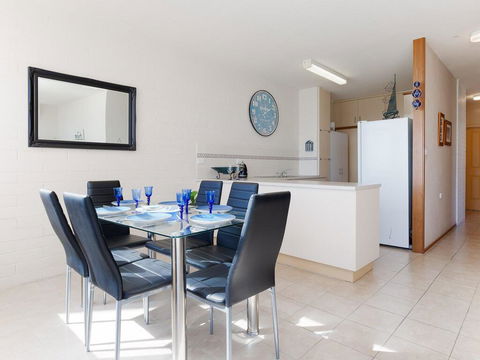 1 'Little Hut', 20 Kurrawa Close - Spectacular Water Views, NBN & Air Conditioned - Accommodation Port Macquarie 3