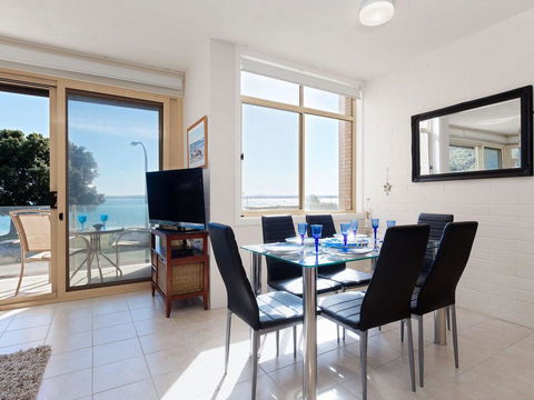 1 'Little Hut', 20 Kurrawa Close - Spectacular Water Views, NBN & Air Conditioned - Accommodation Port Macquarie 1