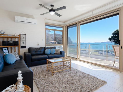 1 'Little Hut', 20 Kurrawa Close - Spectacular Water Views, NBN & Air Conditioned - Accommodation Port Macquarie 2