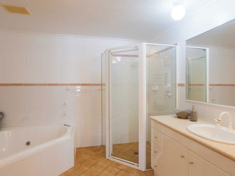 1 'Peninsula Waters', 2-4 Soldiers Point Road - Aircon, Pool & Massive Outdoor Area - Accommodation Port Macquarie 2
