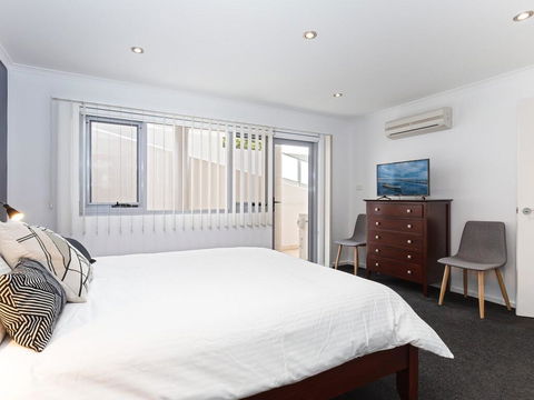 1 'Seaview', 9 Church Street - Huge Air Conditioned Unit With Lift & WIFI - Accommodation Port Macquarie 1