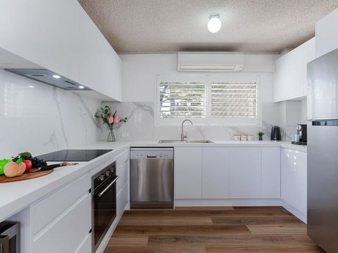 1 'The Poplars' 34 Magnus St - Panoramic Water Views, Pool, Aircon & WIFI - Accommodation Port Macquarie 2