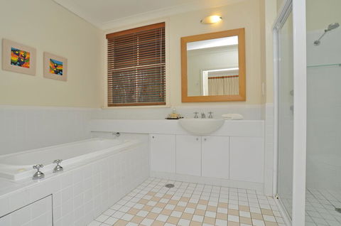 1 Bedroom Executive Villa Located Within Cypress Lakes - Accommodation Port Macquarie 1