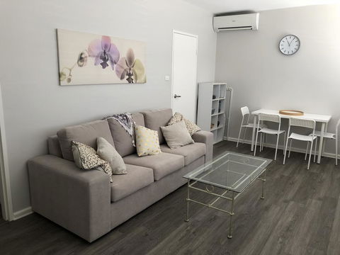 1 Bedroom Unit In Heart Of Elsternwick - Accommodation Port Macquarie 0