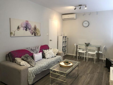 1 Bedroom Unit In Heart Of Elsternwick - Accommodation Port Macquarie 2