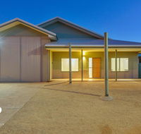 1 Kestrel Place - Great House with a Massive Garage - Accommodation Port Macquarie