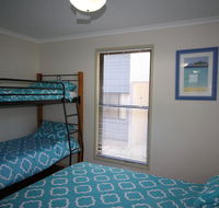 1 Naiad Court - Lowset family home with swimming pool and covered deck. Pet friendly - Accommodation Port Macquarie