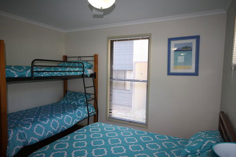 1 Naiad Court - Lowset Family Home With Swimming Pool And Covered Deck. Pet Friendly - Accommodation Port Macquarie 0