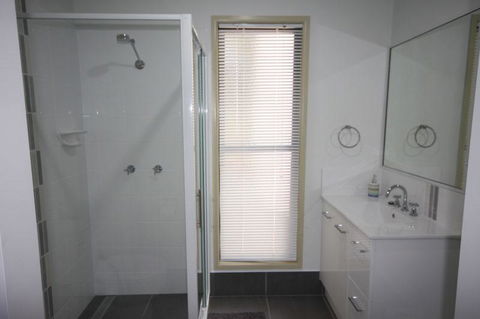 1 Naiad Court - Lowset Family Home With Swimming Pool And Covered Deck. Pet Friendly - Accommodation Port Macquarie 3