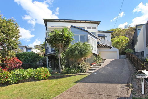 10 Barra Crescent, Coolum Beach, 500 BOND, WIFI, Walking Distance To Beach - Accommodation Port Macquarie 0