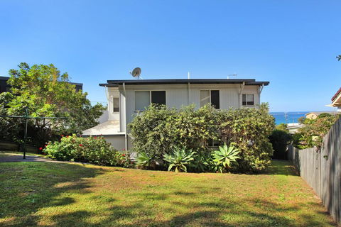 10 Barra Crescent, Coolum Beach, 500 BOND, WIFI, Walking Distance To Beach - Accommodation Port Macquarie 1