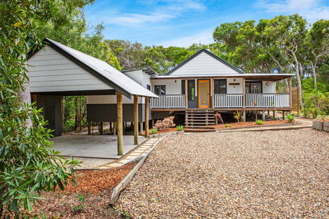 11 Naiad Court - Rainbow Shores, Fantastic Family Retreat, Swimming Pool, 200m To Beach, Free Wi-Fi - Accommodation Port Macquarie 3
