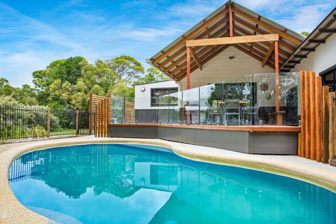 11 Naiad Court - Rainbow Shores, Fantastic Family Retreat, Swimming Pool, 200m To Beach, Free Wi-Fi - Accommodation Port Macquarie 2