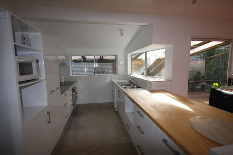 15 Belle Court - Modern, Architect Designed, Open Plan Holiday Home With Outdoor Shower - Accommodation Port Macquarie 3