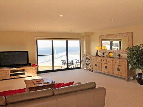 15 Dolphin Cove, 2 - 6 Government Rd - Stunning Penthouse With Views, Lift & Ducted Air Conditioning - Accommodation Port Macquarie 1