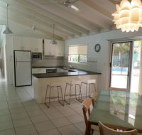 15 Larapinta Court - Family home with swimming pool in a quiet street and central location close to CBD - Accommodation Port Macquarie