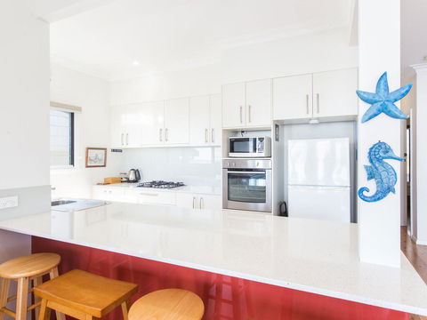 18 Cliff Road - Accommodation Port Macquarie 3