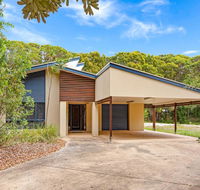 18 Naiad Court - Rainbow Shores Modern Beach House Walk to Beach - Accommodation Port Macquarie