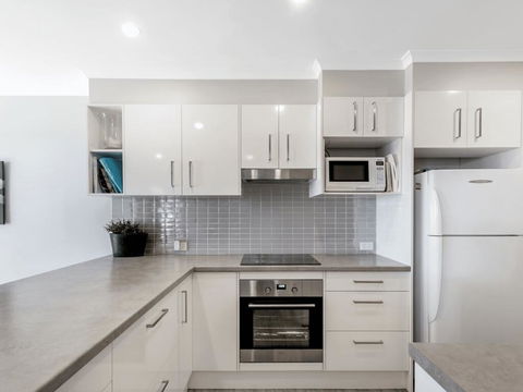 19 'Bay Parklands', 2 Gowrie Avenue - Ground Floor Renovated Unit With Water Views & WIFI - Accommodation Port Macquarie 1