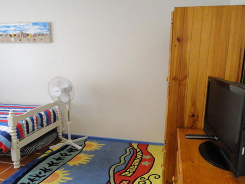 2 'Copacabana', 61 Sandy Point Road - Cute Unit With Water Views From The Balcony - Accommodation Port Macquarie 2