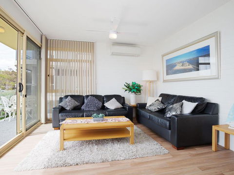 2 'Little Hut' 20 Kurrawa Close - Stunning Water Views Of Little Beach - Accommodation Port Macquarie 2