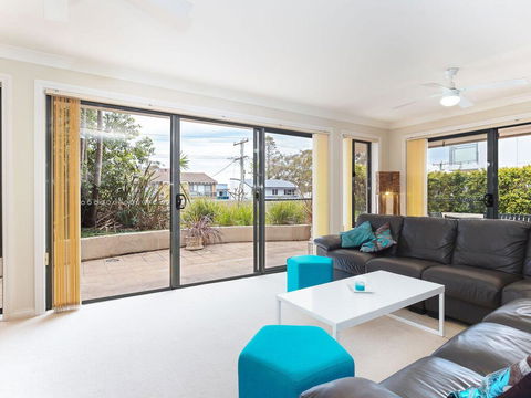 2 'Peninsula Waters' - Three Bedroom Unit With Spacious Private Courtyard & WIFI - Accommodation Port Macquarie 2