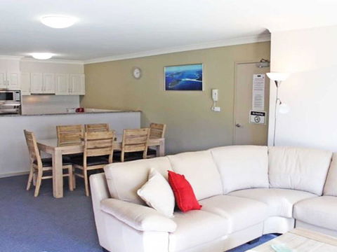 2 'Seashells' 21-23 Magnus Street - Pool , Lift , Aircon - Accommodation Port Macquarie 3