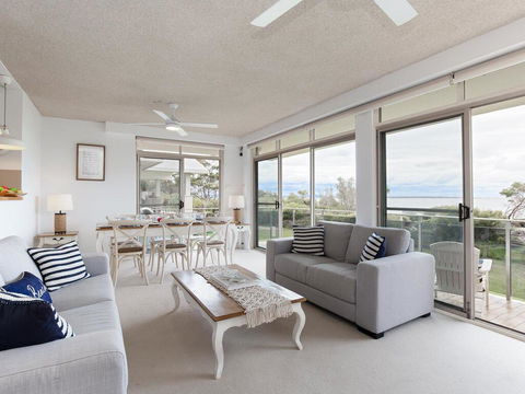 2 'The Helm' 22 Voyager Cl - Stunning Waterfront Unit With Air Conditioning - Accommodation Port Macquarie 2