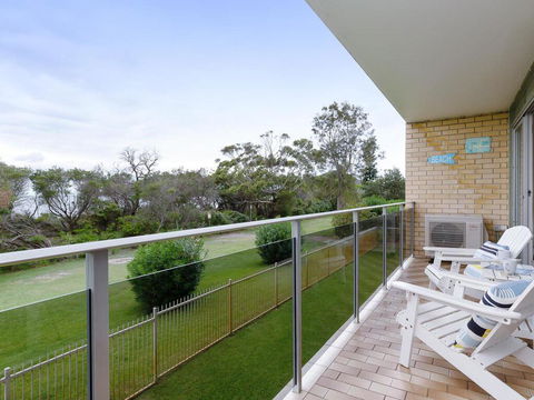 2 'The Helm' 22 Voyager Cl - Stunning Waterfront Unit With Air Conditioning - Accommodation Port Macquarie 1