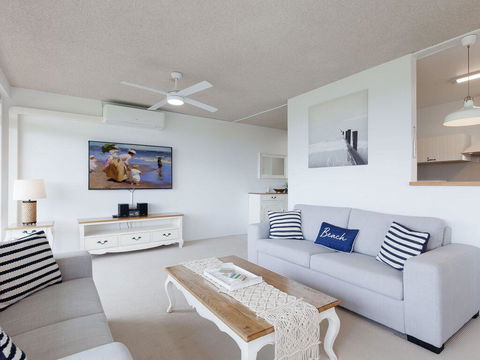 2 'The Helm' 22 Voyager Cl - Stunning Waterfront Unit With Air Conditioning - Accommodation Port Macquarie 3