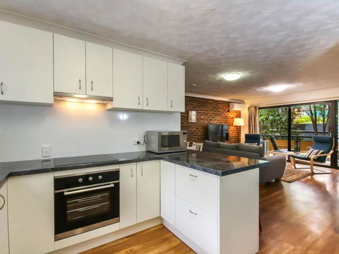 2 Bedroom St Lucia Apartment Close To UQ And CityCat - Accommodation Port Macquarie 1