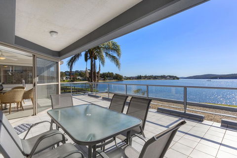 2 The Shores Soldiers Point - Waterfront - Uninterrupted Water Views INCLUDING ALL LINEN & TOWELS, Free Wi-Fi - Accommodation Port Macquarie 0