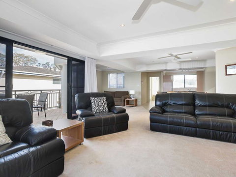2/137 Soldiers Point Road - Luxury Unit On The Waterfront With Aircon And Free Unlimited Wi Fi - Accommodation Port Macquarie 3