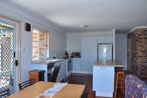 23 Carlo Road - Lowset Family Home Within Walking Distance To The Shopping Centre. Pet Friendly - Accommodation Port Macquarie 1