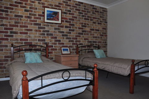 23 Carlo Road - Lowset Family Home Within Walking Distance To The Shopping Centre. Pet Friendly - Accommodation Port Macquarie 2