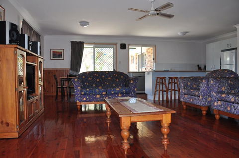 23 Carlo Road - Lowset Family Home Within Walking Distance To The Shopping Centre. Pet Friendly - Accommodation Port Macquarie 0