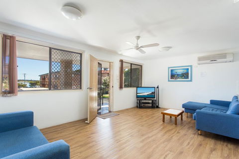 26 Wallis View - Opposite The Lake - 3 Bedroom Apartment - Sleeps 8 - Accommodation Port Macquarie 1
