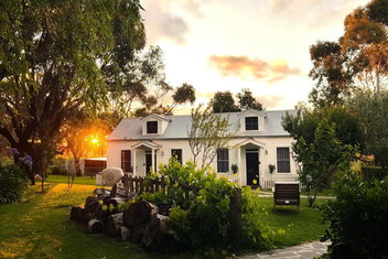 Clonmara Country House And Cottages with Accommodation Port Macquarie