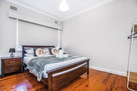 Comfy Family Home @ Kingsgrove Sleeps 7 With 2 Bathrooms & Parking - Accommodation Port Macquarie 1