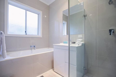 Comfy Family Home @ Kingsgrove Sleeps 7 With 2 Bathrooms & Parking - Accommodation Port Macquarie 2