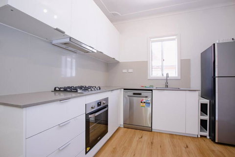 Comfy Family Home @ Kingsgrove Sleeps 7 With 2 Bathrooms & Parking - Accommodation Port Macquarie 3