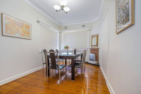 Comfy Family Home @ Kingsgrove Sleeps 7 With 2 Bathrooms & Parking - Accommodation Port Macquarie 4